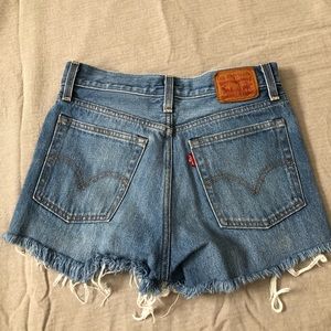 Levi’s wedgie cut off shorts